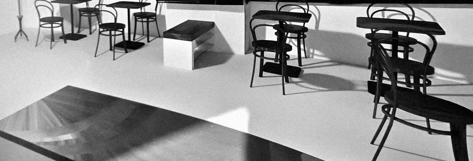 Entwurf des Gastraums: Thonet-Stühle und Tische aus Nussholz auf hellem Boden